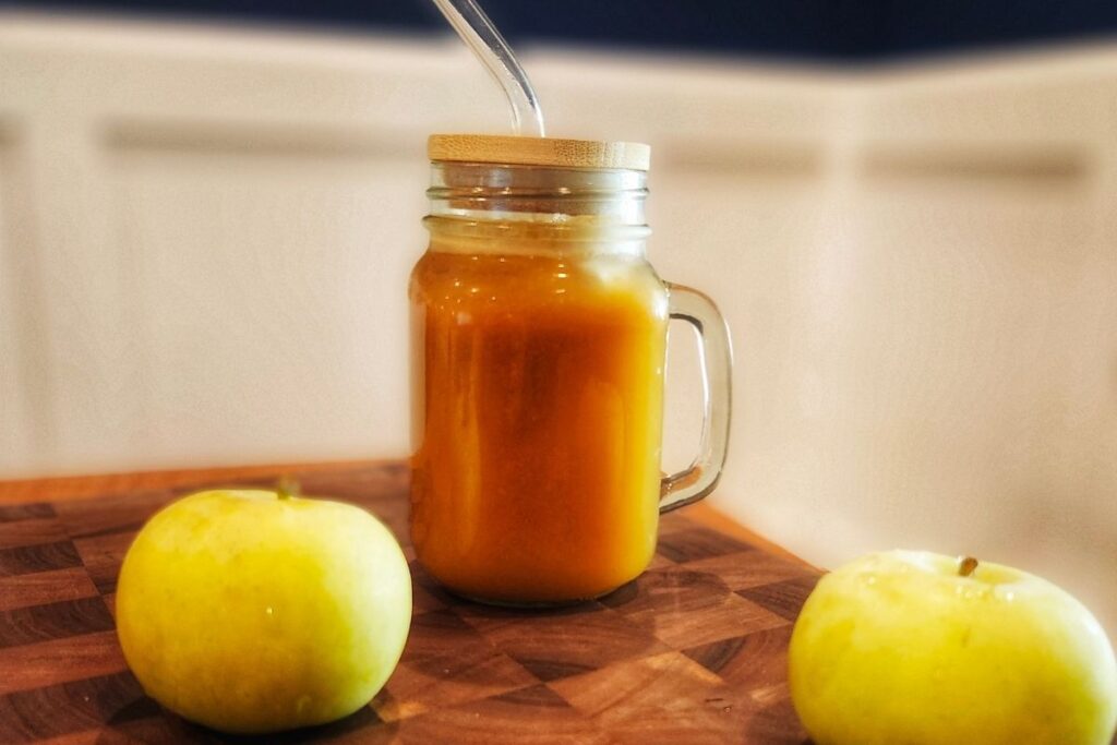 the finished product of what apple cider looks like in a glass cup